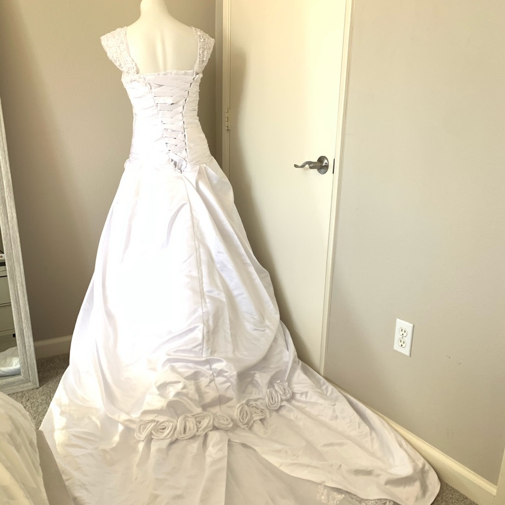 JJ’s House WEDDING DRESS - Picture 6 of 8